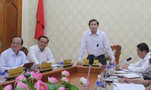 Chủ tịch UBND tỉnh Lê Văn Hưởng phát biểu kết luận tại phiên họp.