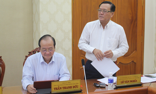 Phó Chủ tịch UBND tỉnh Lê Văn Nghĩa phát biểu tại phiên họp.