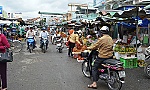 Buôn bán lấn chiếm, chặn lối vào chợ Chợ Gạo