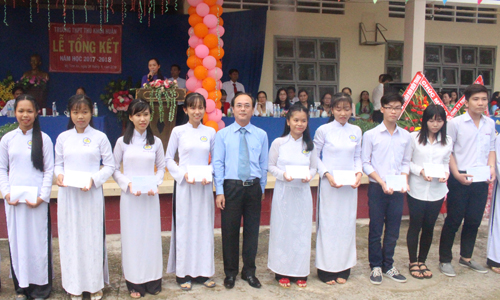  Comrade Tran Kim gave scholarships to students of the school.