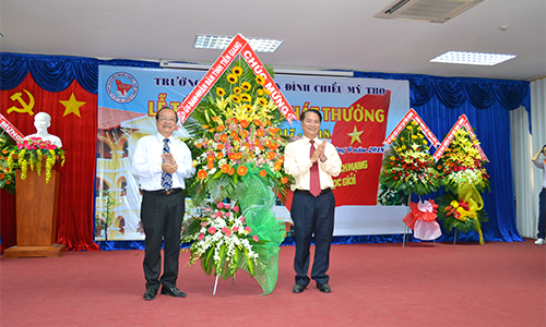Đồng chí Trần Thanh Đức tặng hoa chúc mừng trường