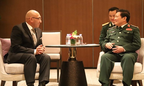 Vietnamese Minister of National Defence General Ngo Xuan Lich (R) meets with Defence Minister of New Zealand Ron Mark in Singapore on June 1 (Photo: VNA)