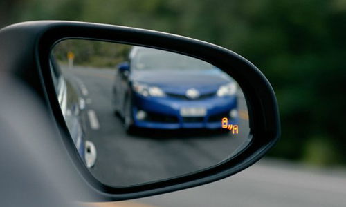 Ngay cả gương chiếu hậu cũng không giúp lái xe có thể quan sát hết mọi thứ phía sau. (Ảnh: LeftLaneNews.)
