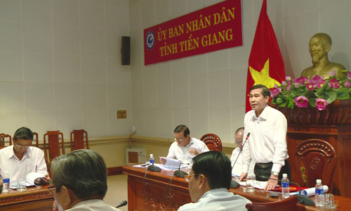 Chairman of the Tien Giang provincial People's speaks at the working session. Photo: thtg.vn