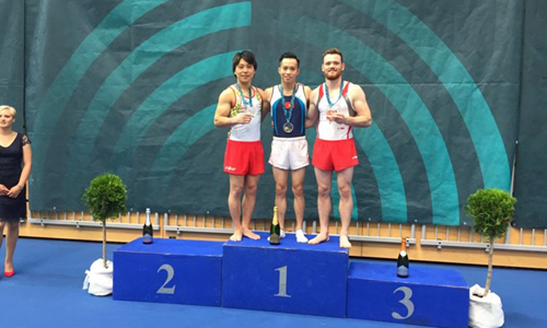 Vietnamese gymnast Le Thanh Tung (middle) claimed a gold medal at the World Challenge Cup 2018 (Source: baomoi.com)