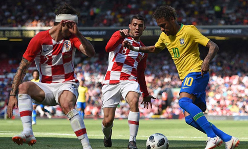 Neymar nhảy múa giữa hàng phòng ngự Croatia.