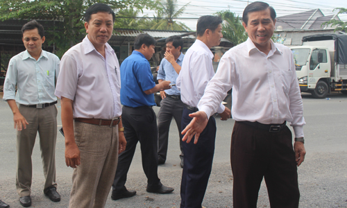 Chủ tịch UBND tỉnh Lê Văn Hưởng yêu cầu Ban ATGT phối hợp với địa phương gia cố đoạn đường ở khu vực gần cầu Hai Tân bằng cừ tràm do có khả năng bị sạt lở.
