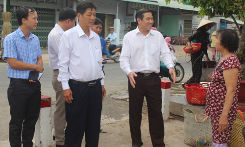 Chủ tịch UBND tỉnh Lê Văn Hưởng trao đổi với tiểu thương Chợ Bắc.
