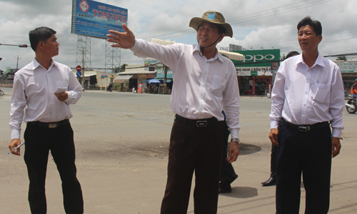 Chủ tịch UBND tỉnh Lê Văn Hưởng yêu cầu di dời các trụ điện trước cổng KCN Tân Hương.