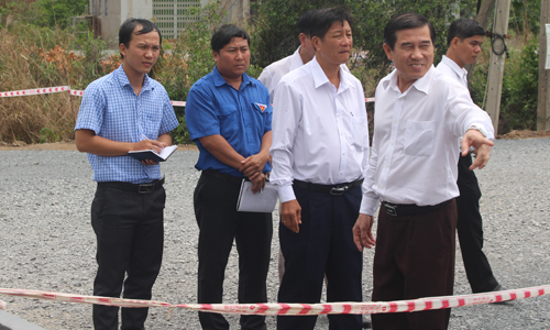 Chủ tịch UBND tỉnh Lê Văn Hưởng phê bình tiến độ thi công cầu Kinh Năng rất chậm.