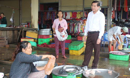 Chủ tịch UBND tỉnh Lê Văn Hưởng kiểm tra thực tế tại chợ Tân Lý Đông (huyện Châu Thành).