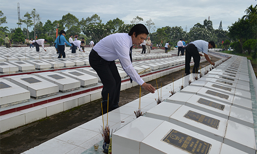 Đồng chí Nguyễn Văn Danh thắp hương tại phần mộ các liệt sĩ