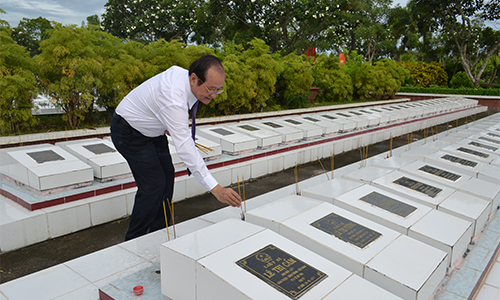 Phó Chủ tịch UBND tỉnh Trần Thanh Đức thắp hương tại mộ liệt sĩ.
