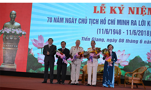 Đồng chí Lê Văn Hưởng, Phó Bí thư Tỉnh ủy, Chủ tịch UBND tỉnh tặng hoa các khách mời giao lưu tại Lễ kỷ niệm.