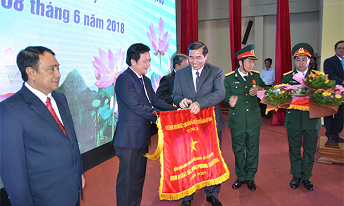 Đồng chí Lê Văn Hưởng, Phó Bí thư Tỉnh ủy, Chủ tịch UBND tỉnh thừa ủy quyền của Thủ tướng Chính phủ trao Cờ thi đua cho các tập thể