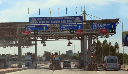 Trạm thu giá Nam Bình Định đặt trên quốc lộ 1A tại địa phận thị xã An Nhơn, tỉnh Bình Định. Ảnh: Huy Hùng/TTXVN