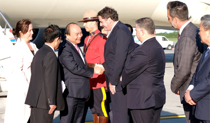 Bộ trưởng Chính phủ Liên bang, Bộ trưởng Bang Québec đón Thủ tướng và Đoàn Việt Nam tại sân bay Jean-Lesage. Ảnh: VGP/Quang Hiếu