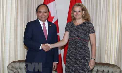 PM Nguyen Xuan Phuc shakes hands with Governor General of Canada Julie Payette (Photo: VNA)