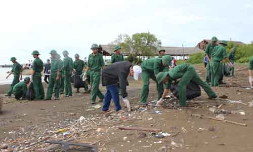 Local youths clean up the beach in Tan Thanh beach. Photo: DOAN PHAT
