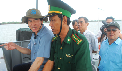 Chủ tịch UBND tỉnh Lê Văn Hưởng và lãnh đạo Bộ Chỉ huy Bộ đội Biên phòng tỉnh khảo sát vùng biển từ trên cao.