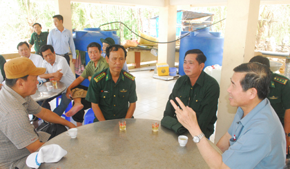 Chủ tịch UBND tỉnh Lê Văn Hưởng và Phó Chủ tịch UBND tỉnh trao đổi với Bộ Chỉ huy Quân sự tỉnh và Bộ Chỉ huy Bộ đội Biên phòng tỉnh tại cồn Ngang.