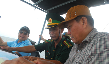 Phó Chủ tịch UBND tỉnh Lê Văn Nghĩa tìm hiểu về ranh giới trên biển của tỉnh.
