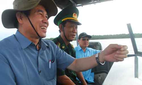   Chairman of the Tien Giang provincial People's Committee Le Van Huong and the leaders of the Provincial Border Guard investigated the sea of province.