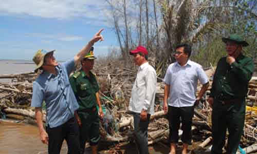  The delegation surveyed a landslide on Con Ngang islet.