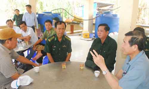  Chairman of the Tien Giang provincial People's Committee visited soldiers at Con Ngang islet. Photo: S.N