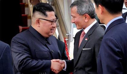 Nhà lãnh đạo Triều Tiên Kim Jong Un bắt tay Ngoại trưởng Singapore Vivian Balakrishnan. Nguồn: Reuters