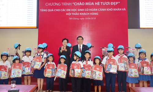 Đại diện Dai-ichi Life Việt Nam và Hội Khuyến học TP. Mỹ Tho trao quà cho học sinh.