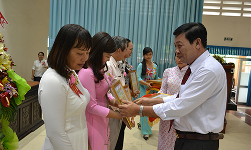 Lãnh đạo UBND huyện Châu Thành trao giấy kkhen cho các cá nhân