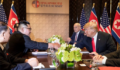 Tổng thống Mỹ Donald Trump và nhà lãnh đạo Triều Tiên Kim Jong-un bắt tay nhau. Nguồn: Twitter