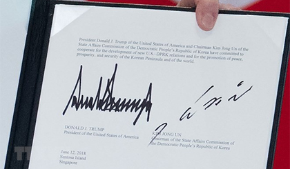 Văn kiện chung lưu lại chữ ký của Tổng thống Mỹ Donald Trump (trái) và của nhà lãnh đạo Triều Tiên Kim Jong-un (phải) tại Sentosa, Singapore ngày 12-6. Nguồn: AFP/TTXVN