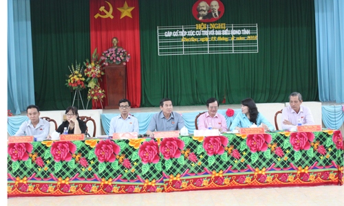 Chủ tịch HĐND tỉnh Nguyễn Văn Danh cùng các đại biểu UBND tỉnh Tiền Giang, đại biểu HĐND huyện Chợ Gạo lắng nghe ý kiến cử tri.