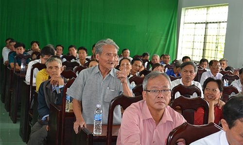 Voters in Diem Hy commune speaks at the meeting. Photo: THU HOAI
