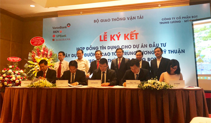  Dự án đầu tư xây dựng đường cao tốc Trung Lương-Mỹ Thuận giai đoạn 1 theo hình thức hợp đồng BOT do Công ty CP BOT Trung Lương-Mỹ Thuận làm chủ đầu tư đã chính thức ký hợp đồng tín dụng với 4 ngân hàng lớn. Ảnh: VGP/Phan Trang