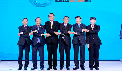 Thủ tướng Nguyễn Xuân Phúc cùng các trưởng đoàn dự Hội nghị ACMECS. Ảnh: VGP/Quang Hiếu