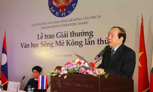  Poet Huu Thinh, President of Vietnam Union of Literary and Arts Associations and chairman of the Vietnam Writer Association