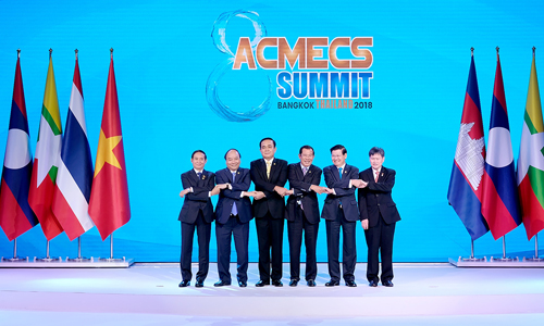 Prime Minister Nguyen Xuan Phuc (second from left) and other leaders pose for a joint photo at the ACMECS-8 Summit (Photo: VGP)