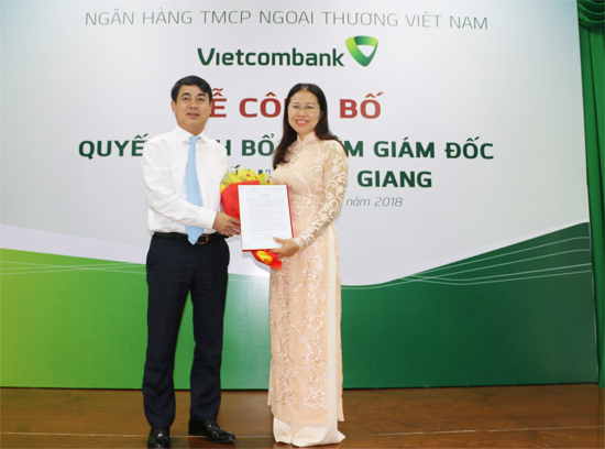 Ông Nghiêm Xuân Thành, Chủ tịch Hội đồng quản trị Vietcombank trao quyết định bổ nhiệm Giám đốc Vietcombank Tiền Giang cho bà Nguyễn Thị Tuyết.