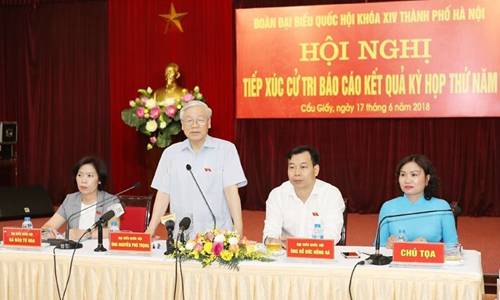 Party General Secretary Nguyen Phu Trong meets with voters in Cau Giay district. (Source: VNA)