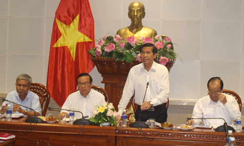 Chủ tịch UBND tỉnh Lê Văn Hưởng phát biểu chỉ đạo tại buổi làm việc.