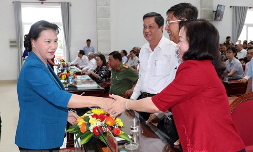 National Assembly Chairwoman Nguyen Thi Kim Ngan shakes hands with voters in Can Tho city (Photo: VNA)