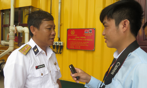 Phóng viên Võ Minh Thành đang tác nghiệp tại Nhà giàn DKI.