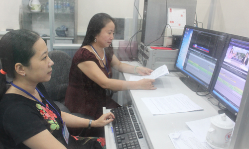 Phát thanh viên đọc chương trình tại Đài PT-TH Tiền Giang.