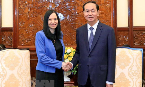 President Tran Dai Quang (R) and Polish Ambassador to Vietnam Barbara Szymanowska (Source: VNA)