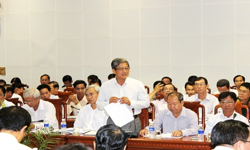 Chủ tịch UBND huyện Cai Lậy Võ Văn Bằng trình bày những khó khăn trong xây dựng nông thôn mới ở huyện Cai Lậy