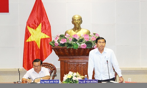 Chairman of the PPC Le Van Huong speaks at the meeting. Photo: QUOC TUAN