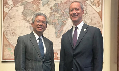 Ambassador of Vietnam to the US Pham Quang Vinh (L) and US Congressman Mac Thornberry, Chairman of the House Armed Services Committee (Photo: VNA)